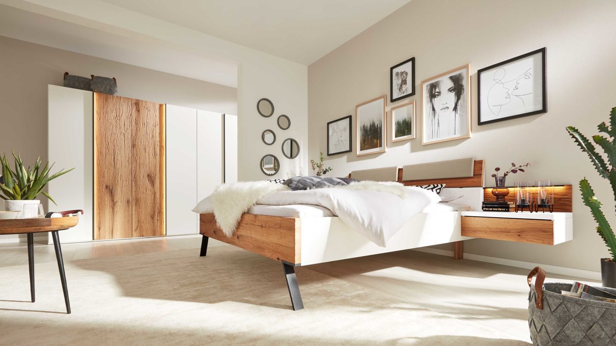 Komplettzimmer Interliving aus Holz in Weiß Interliving Schlafzimmer Serie 1025 – Komplettzimmer 530001 mit Beleuchtung Weiß & Balkeneiche gehackt - Liegefläche ca. 180 x 200 cm