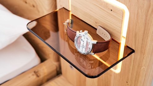 Bettgestell Interliving aus Holz in Grau Interliving Schlafzimmer Serie 1015 – Bettgestell mit Hängekonsolen sienafarbener Bezug Kano 9811,  Wildeiche – Liegefläche ca. 180 x 200 cm