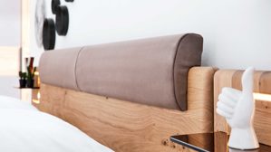Bettgestell Interliving aus Holz in Grau Interliving Schlafzimmer Serie 1015 – Bettgestell mit Hängekonsolen sienafarbener Bezug Kano 9811,  Wildeiche – Liegefläche ca. 180 x 200 cm