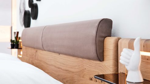 Bettgestell Interliving aus Holz in Grau Interliving Schlafzimmer Serie 1015 – Bettgestell mit Hängekonsolen sienafarbener Bezug Kano 9811,  Wildeiche – Liegefläche ca. 180 x 200 cm