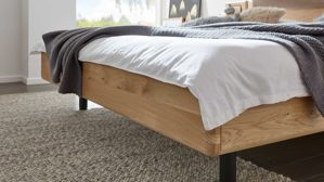 Bettgestell Interliving aus Holz in Grau Interliving Schlafzimmer Serie 1015 – Bettgestell mit Hängekonsolen sienafarbener Bezug Kano 9811,  Wildeiche – Liegefläche ca. 180 x 200 cm