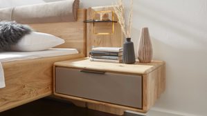 Bettgestell Interliving aus Holz in Grau Interliving Schlafzimmer Serie 1015 – Bettgestell mit Hängekonsolen sienafarbener Bezug Kano 9811,  Wildeiche – Liegefläche ca. 180 x 200 cm