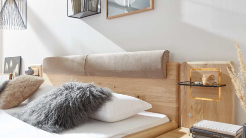 Bettgestell Interliving aus Holz in Grau Interliving Schlafzimmer Serie 1015 – Bettgestell mit Hängekonsolen sienafarbener Bezug Kano 9811,  Wildeiche – Liegefläche ca. 180 x 200 cm