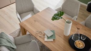 Tischgruppe Interliving aus Holz in Holzfarben Interliving Esszimmer Serie 5102 – Essgruppe im Skandi-Style Eiche Bianco & leinenfarbener Jacquard Lodge L07 - siebenteilig