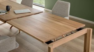 Tischgruppe Interliving aus Holz in Holzfarben Interliving Esszimmer Serie 5102 – Essgruppe im Skandi-Style Eiche Bianco & leinenfarbener Jacquard Lodge L07 - siebenteilig