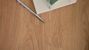 Tischgruppe Interliving aus Holz in Holzfarben Interliving Esszimmer Serie 5102 – Essgruppe im Skandi-Style Eiche Bianco & leinenfarbener Jacquard Lodge L07 - siebenteilig