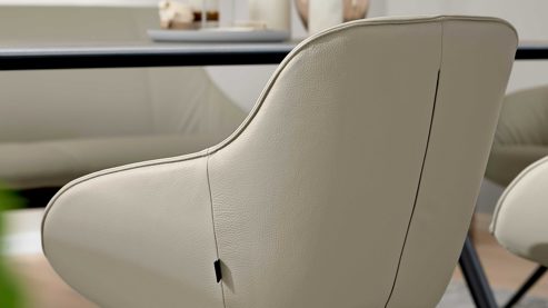 Tischgruppe Interliving aus Leder in Beige Interliving Esszimmer Serie 5115 - sechsteilige Essgruppe milchkaffeefarbenes Leder Tendens Latte, anthrazitfarbenes Metall & astige Eiche