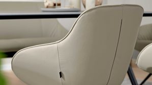 Tischgruppe Interliving aus Leder in Beige Interliving Esszimmer Serie 5115 - sechsteilige Essgruppe milchkaffeefarbenes Leder Tendens Latte, anthrazitfarbenes Metall & astige Eiche