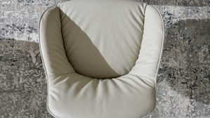 Tischgruppe Interliving aus Leder in Beige Interliving Esszimmer Serie 5115 - sechsteilige Essgruppe milchkaffeefarbenes Leder Tendens Latte, anthrazitfarbenes Metall & astige Eiche