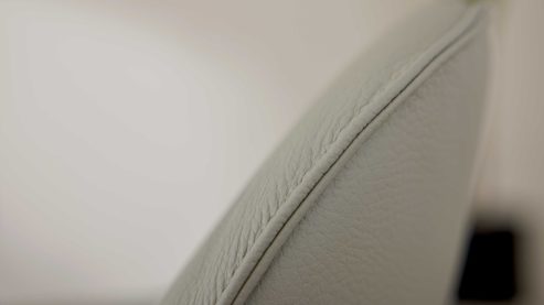 Polsterbank Interliving aus Leder in Beige Interliving Esszimmer Serie 5115 - lederbezogene  Polsterbank milchkaffeefarbenes Leder Tendens Latte & anthrazitfarbenes Metall - Länge ca. 215 cm