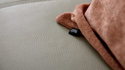 Polsterstuhl Interliving aus Leder in Beige Interliving Esszimmer Serie 5115 - Armlehnstuhl Ravi milchkaffeefarbenes Leder Tendens Latte & anthrazitfarbenes Metall