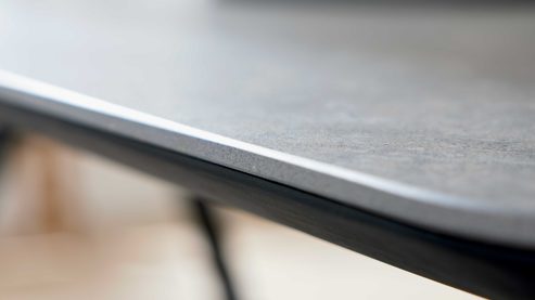 Esstisch Interliving aus Kunstharz in Dunkelgrau Interliving Esszimmer Serie 5115 - Esstisch mit robuster Tischplatte DEKTON® Grafitte Industrial & anthrazitfarbenes Metall - ca. 200 x 100 cm