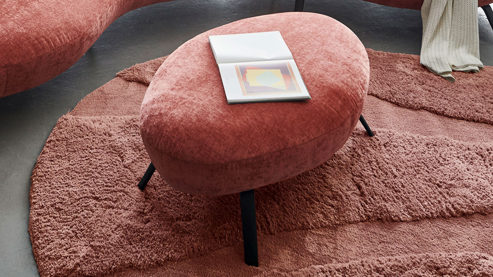 Polsterhocker KAWOO aus Stoff in Orange KAWOO Serie Curve - Hocker kupferfarbener Bezug Nile Marsala & schwarze Füße - ca. 117 x 78 cm