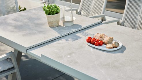 Gartentisch Interliving aus Metall in Beige Interliving Gartenmöbel Serie 7011 - Essgruppe mit vier Stühlen beiger gesinterter Stein, Rope & Olefin, taupefarbenes Aluminium