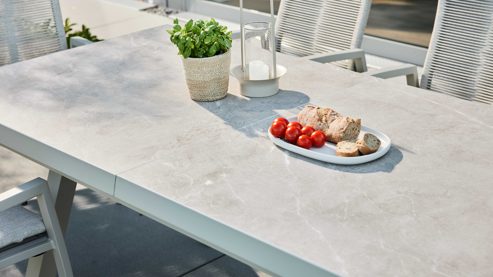 Gartentisch Interliving aus Metall in Beige Interliving Gartenmöbel Serie 7011 - Essgruppe mit vier Stühlen beiger gesinterter Stein, Rope & Olefin, taupefarbenes Aluminium