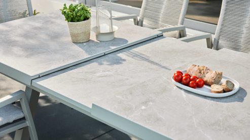 Gartenmöbel-Set Interliving aus Metall in Beige Interliving Gartenmöbel Serie 7011 - Essgruppe mit vier Stühlen beiger gesinterter Stein, Rope & Olefin, taupefarbenes Aluminium