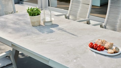 Gartentisch Interliving aus Metall in Beige Interliving Gartenmöbel Serie 7011 - Essgruppe mit vier Stühlen beiger gesinterter Stein, Rope & Olefin, taupefarbenes Aluminium