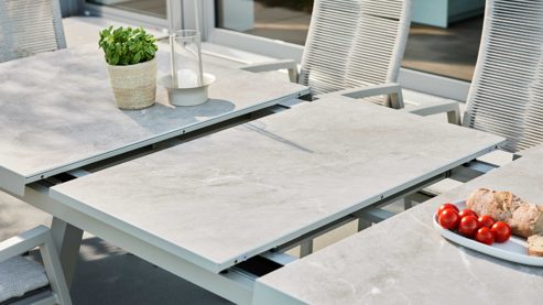 Gartentisch Interliving aus Metall in Beige Interliving Gartenmöbel Serie 7011 - Essgruppe mit vier Stühlen beiger gesinterter Stein, Rope & Olefin, taupefarbenes Aluminium