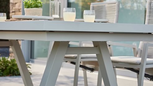 Gartenmöbel-Set Interliving aus Metall in Beige Interliving Gartenmöbel Serie 7011 - Essgruppe mit vier Stühlen beiger gesinterter Stein, Rope & Olefin, taupefarbenes Aluminium