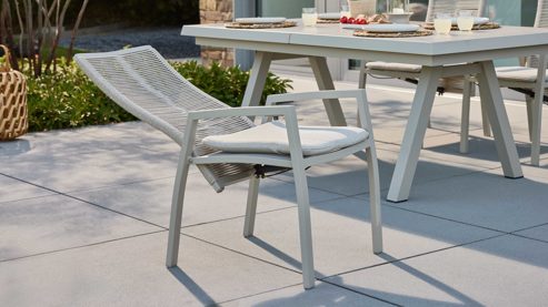 Gartentisch Interliving aus Metall in Beige Interliving Gartenmöbel Serie 7011 - Essgruppe mit vier Stühlen beiger gesinterter Stein, Rope & Olefin, taupefarbenes Aluminium