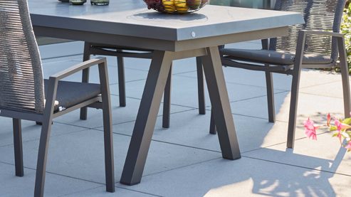 Gartenmöbel-Set Interliving aus Stein in Anthrazit Interliving Gartenmöbel Serie 7014 - Essgruppe mit Ausziehtisch betonfarbener Sinterstein, anthrazitfarbenes Aluminium & TEXTILENE®