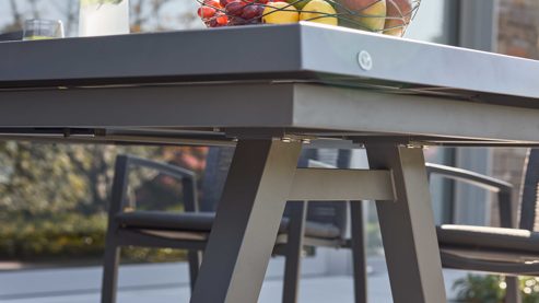 Tischgruppe Interliving aus Stein in Anthrazit Interliving Gartenmöbel Serie 7014 - Essgruppe mit Ausziehtisch betonfarbener Sinterstein, anthrazitfarbenes Aluminium & TEXTILENE®