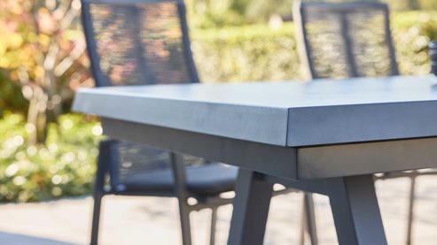 Tischgruppe Interliving aus Stein in Anthrazit Interliving Gartenmöbel Serie 7014 - Essgruppe mit Ausziehtisch betonfarbener Sinterstein, anthrazitfarbenes Aluminium & TEXTILENE®