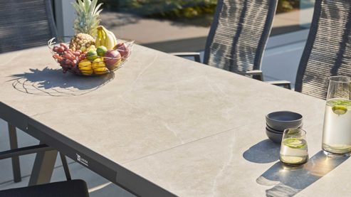 Tischgruppe Interliving aus Stein in Anthrazit Interliving Gartenmöbel Serie 7014 - Essgruppe mit Ausziehtisch betonfarbener Sinterstein, anthrazitfarbenes Aluminium & TEXTILENE®