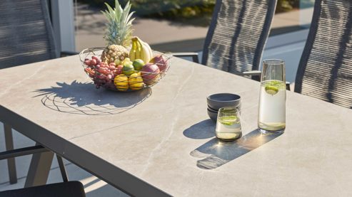 Tischgruppe Interliving aus Stein in Anthrazit Interliving Gartenmöbel Serie 7014 - Essgruppe mit Ausziehtisch betonfarbener Sinterstein, anthrazitfarbenes Aluminium & TEXTILENE®