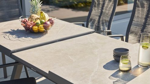 Gartenmöbel-Set Interliving aus Stein in Anthrazit Interliving Gartenmöbel Serie 7014 - Essgruppe mit Ausziehtisch betonfarbener Sinterstein, anthrazitfarbenes Aluminium & TEXTILENE®