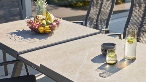 Tischgruppe Interliving aus Stein in Anthrazit Interliving Gartenmöbel Serie 7014 - Essgruppe mit Ausziehtisch betonfarbener Sinterstein, anthrazitfarbenes Aluminium & TEXTILENE®