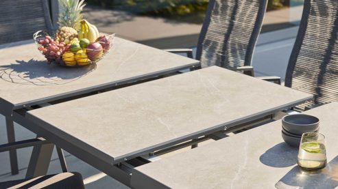 Tischgruppe Interliving aus Stein in Anthrazit Interliving Gartenmöbel Serie 7014 - Essgruppe mit Ausziehtisch betonfarbener Sinterstein, anthrazitfarbenes Aluminium & TEXTILENE®