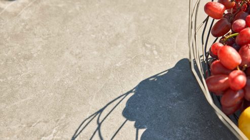 Tischgruppe Interliving aus Stein in Hellgrau Interliving Gartenmöbel Serie 7011 - Tischgruppe betonfarbener Sinterstein, rußfarbenes Sunbrella®, anthrazitfarbenes Aluminium & TEXTILENE®