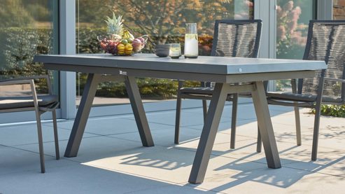 Tischgruppe Interliving aus Stein in Anthrazit Interliving Gartenmöbel Serie 7014 - Essgruppe mit Ausziehtisch betonfarbener Sinterstein, anthrazitfarbenes Aluminium & TEXTILENE®