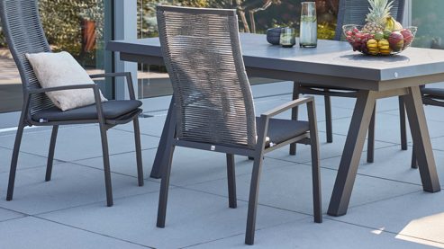 Tischgruppe Interliving aus Stein in Hellgrau Interliving Gartenmöbel Serie 7011 - Tischgruppe betonfarbener Sinterstein, rußfarbenes Sunbrella®, anthrazitfarbenes Aluminium & TEXTILENE®