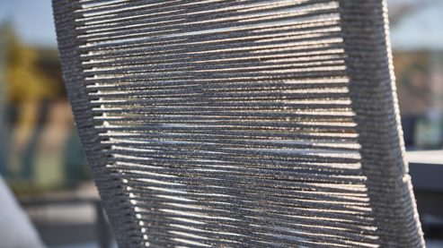 Gartenmöbel-Set Interliving aus Stein in Hellgrau Interliving Gartenmöbel Serie 7011 - Tischgruppe betonfarbener Sinterstein, rußfarbenes Sunbrella®, anthrazitfarbenes Aluminium & TEXTILENE®