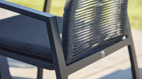 Tischgruppe Interliving aus Stein in Hellgrau Interliving Gartenmöbel Serie 7011 - Tischgruppe betonfarbener Sinterstein, rußfarbenes Sunbrella®, anthrazitfarbenes Aluminium & TEXTILENE®