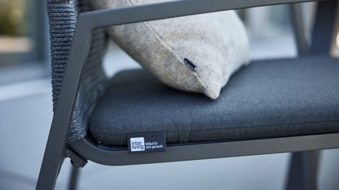 Gartenmöbel-Set Interliving aus Stein in Hellgrau Interliving Gartenmöbel Serie 7011 - Tischgruppe betonfarbener Sinterstein, rußfarbenes Sunbrella®, anthrazitfarbenes Aluminium & TEXTILENE®