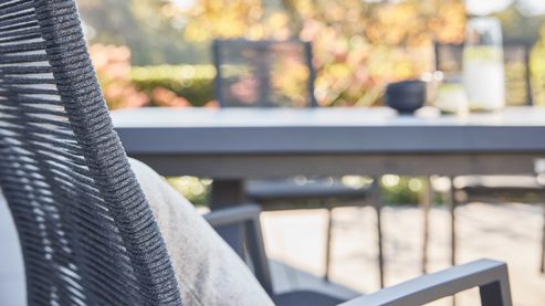 Gartenmöbel-Set Interliving aus Stein in Hellgrau Interliving Gartenmöbel Serie 7011 - Tischgruppe betonfarbener Sinterstein, rußfarbenes Sunbrella®, anthrazitfarbenes Aluminium & TEXTILENE®