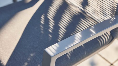 Tischgruppe Interliving aus Stein in Hellgrau Interliving Gartenmöbel Serie 7011 - Tischgruppe betonfarbener Sinterstein, rußfarbenes Sunbrella®, anthrazitfarbenes Aluminium & TEXTILENE®