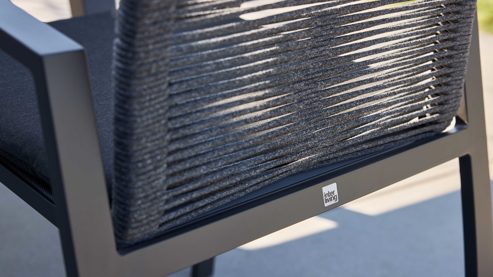 Gartenmöbel-Set Interliving aus Stein in Hellgrau Interliving Gartenmöbel Serie 7011 - Tischgruppe betonfarbener Sinterstein, rußfarbenes Sunbrella®, anthrazitfarbenes Aluminium & TEXTILENE®