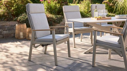 Gartenstuhl /-sessel Interliving aus Metall in Beige Interliving Gartenmöbel Serie 7014 - Gartenstuhl mit Relaxfunktion beiges TEXTILENE®, Teak & taupefarbenes Aluminium