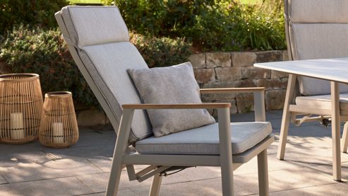 Gartenstuhl /-sessel Interliving aus Metall in Beige Interliving Gartenmöbel Serie 7014 - Gartenstuhl mit Relaxfunktion beiges TEXTILENE®, Teak & taupefarbenes Aluminium