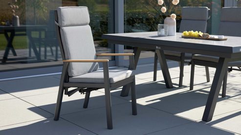 Gartenstuhl /-sessel Interliving aus Metall in Anthrazit Interliving Gartenmöbel Serie 7014 - Gartenstuhl mit Relaxfunktion anthrazitfarbenes TEXTILENE®, Aluminium & Teakholz