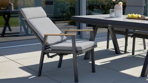 Tischgruppe Interliving aus Stein in Anthrazit Interliving Gartenmöbel Serie 7014 - Essgruppe mit Ausziehtisch betonfarbener Sinterstein, anthrazitfarbenes Aluminium & TEXTILENE®