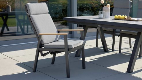 Gartenstuhl /-sessel Interliving aus Metall in Anthrazit Interliving Gartenmöbel Serie 7014 - Gartenstuhl mit Relaxfunktion anthrazitfarbenes TEXTILENE®, Aluminium & Teakholz