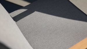 Tischgruppe Interliving aus Stein in Anthrazit Interliving Gartenmöbel Serie 7014 - Essgruppe mit Ausziehtisch betonfarbener Sinterstein, anthrazitfarbenes Aluminium & TEXTILENE®