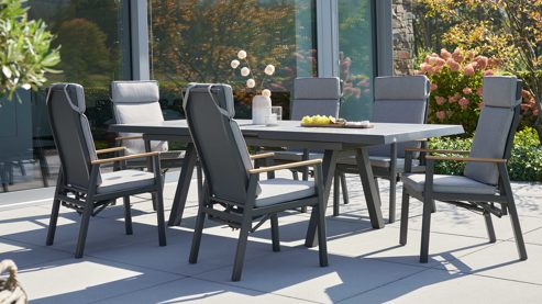 Tischgruppe Interliving aus Stein in Anthrazit Interliving Gartenmöbel Serie 7014 - Essgruppe mit Ausziehtisch betonfarbener Sinterstein, anthrazitfarbenes Aluminium & TEXTILENE®