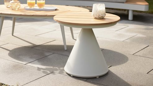 Gartentisch Interliving aus Metall in Beige Interliving Gartenmöbel Serie 7015 - Beistelltisch konischem Gestell Teakholz & taupefarbenes  Aluminium - Höhe ca. 43 cm