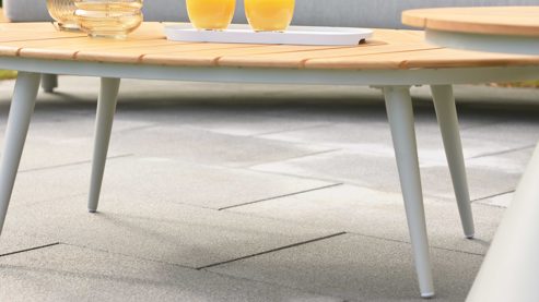 Gartentisch Interliving aus Metall in Holzfarben Interliving Gartenmöbel Serie 7015 - ovaler Couchtisch mit Holzplatte Teakholz & taupefarbenes  Aluminium - ca. 110 x 69 cm